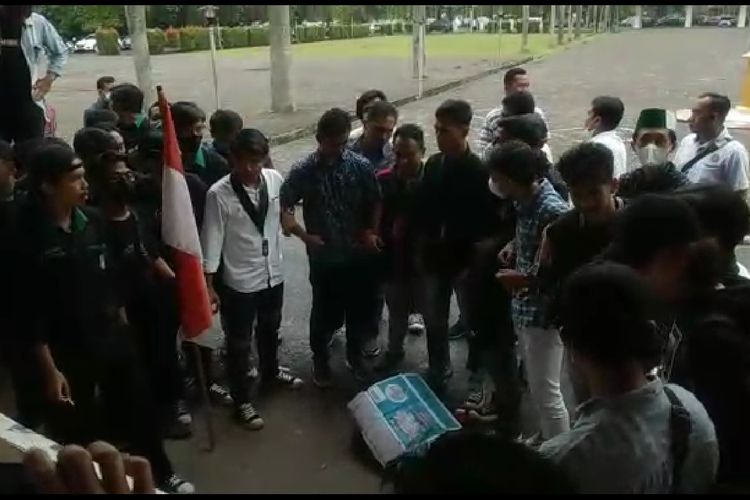 Tolak Kenaikan BBM, Aksi HMI Palembang Diwarnai Ketegangan
