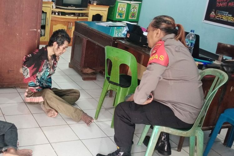 Viral, Aksi Pria di Palembang Mengamuk Sambil Bawa Parang