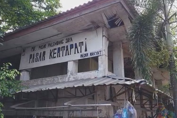 Atap Pasar Kertapati Ambruk, Pedagang dan Pengunjung Berhamburan Selamatkan Diri