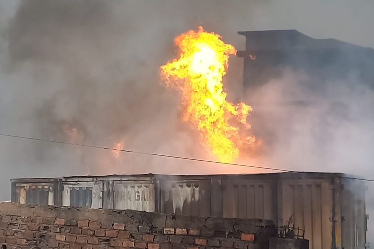 Gudang Minyak di Karya Jaya Palembang Meledak dan Terbakar