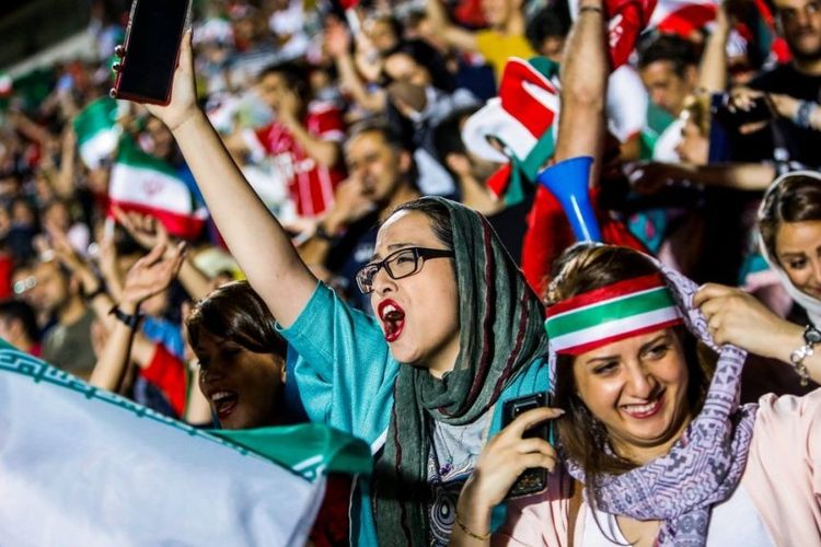 Iran Cabut Larangan Perempuan Nonton Bola di Stadion
