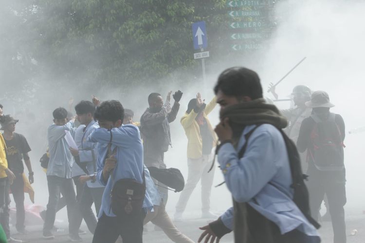 Lagi, Aksi Tolak Kenaikan BBM di Palembang Ricuh, Watercannon Ditembakan