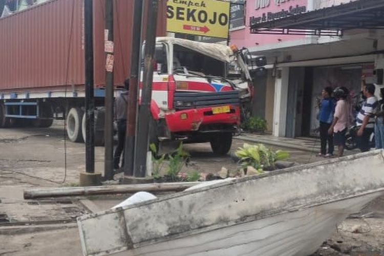 Lintasi Jalan Amblas, Truk Kontainer Tabrak Tiang Listrik dan Papan Reklame