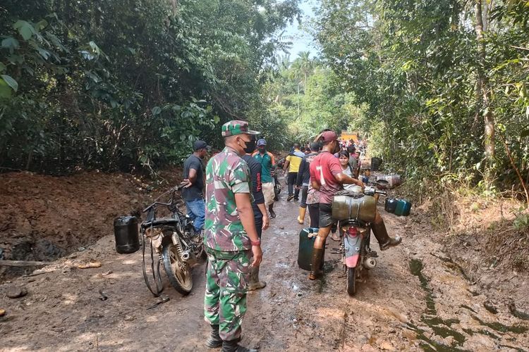 Viral, Puluhan Warga Musi Banyuasin Rebutan Minyak Mentah di Sumur Ilegal