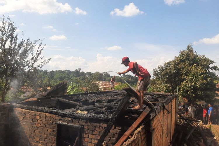 Ditinggal Tidur, Rumah dan Uang Tunai Rp75 Juta Hangus Terbakar
