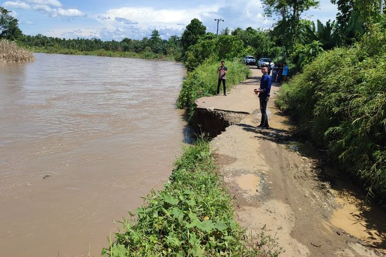 Hujan Deras, Akses Jalan Desa di Empat Lawang Membahayakan