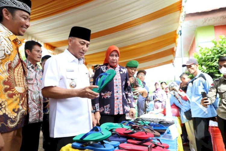 Pj Bupati Muba Pesan 1.000 Sandal Buatan Warga, Ini Alasannya