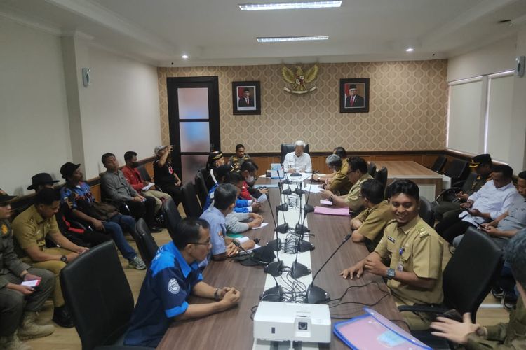 Tuntut Kenaikan UMP Minimal 10 Persen, Ratusan Buruh Datangi Kantor Gubernur Sumsel