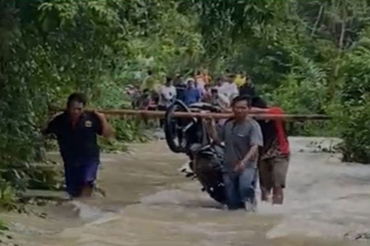 Akses Jalan dan Jembatan di Desa Banban Rejo OKU Timur Terendam Banjir