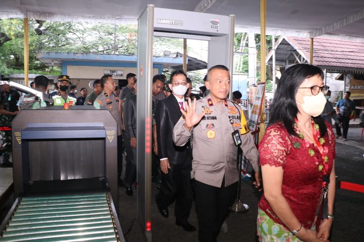 Antisipasi Gangguan Selama Malam Natal, Pintu Masuk Gereja Dipasang Metal Detektor