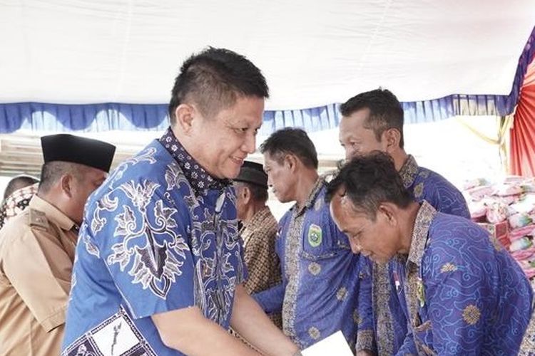 Bupati OKU Timur Bagikan 600 Sembako di Desa Campang Tiga