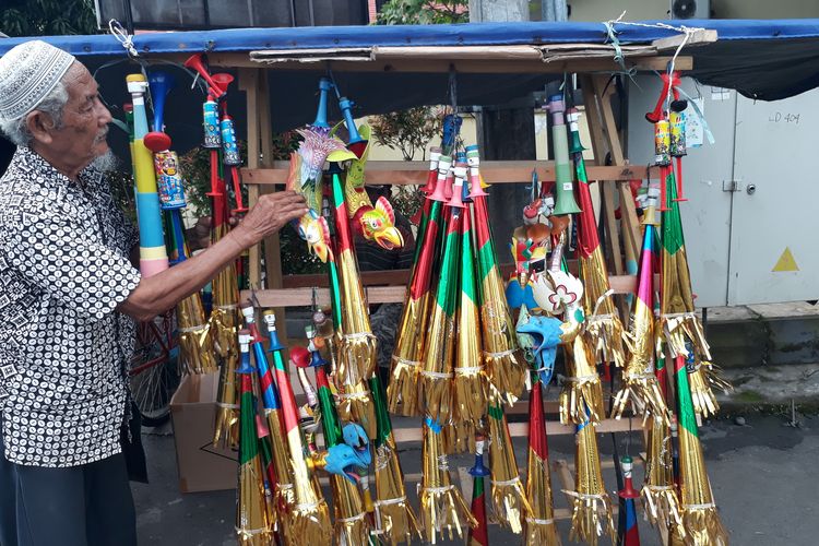 Jelang Tahun Baru, Pedagang Terompet Mulai Menjamur di Lubuklinggau