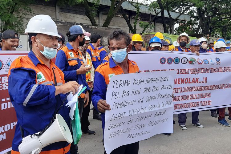 Puluhan Pekerja Bongkar Muat Pelabuhan Palembang Geruduk Kantor KSOP Palembang, Ada Apa?