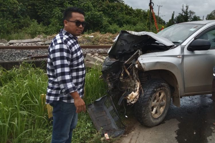 Terobos Perlintasan, Mobil Triton Terseret Kereta Hingga 10 Meter, Pengemudi Luka-luka