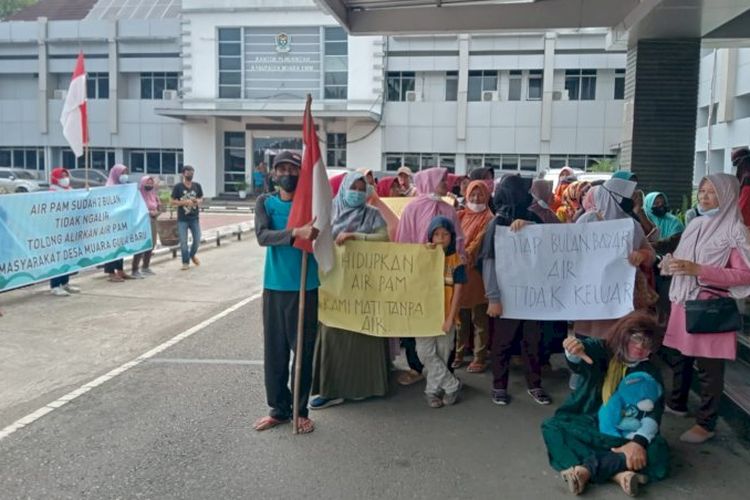 Tiga Bulan Air Bersih Tidak Mengalir, Emak-emak Datangi PDAM Lematang Enim
