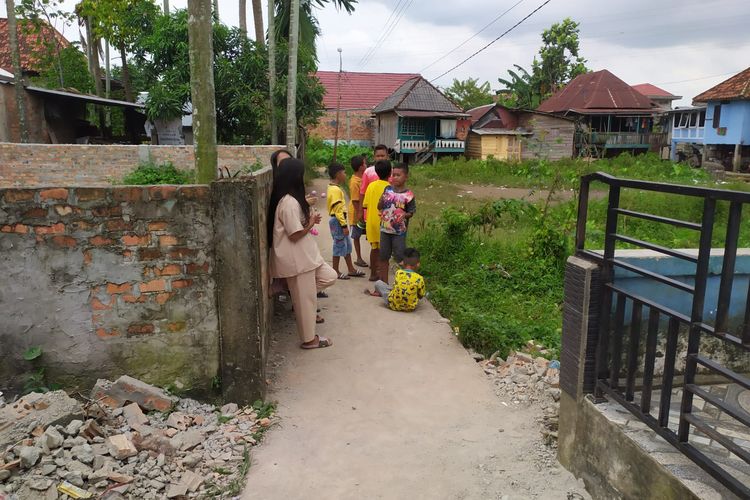 Tutupi Akses Jalan, Tembok Beton di Lorong Anggrek Palembang Dibongkar