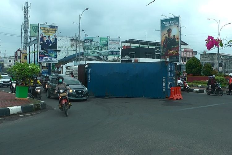 Fuso Petikemas Terguling di Underpass Simpang Fatal Palembang, Ini Penyebabnya