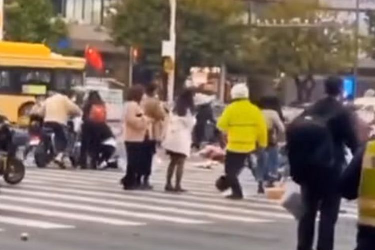 Lima Pejalan Kaki di China Tewas Ditabrak Mobil, Pengemudi Lemparkan Uang ke Udara
