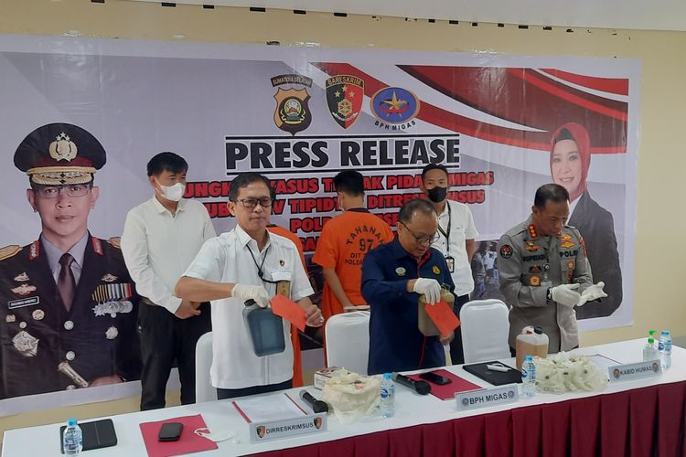 Polisi Tangkap Dua Pelaku Penimbunan dan Pengoplosan Solar di Palembang