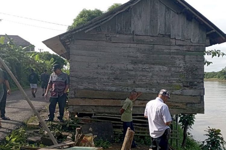Satu Rumah di Muba Ambruk dan Empat lainnya Rusak Berat Usai Dihantam Longsor