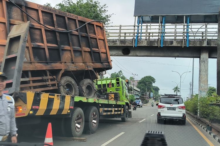Tak Memperhatikan Ketinggian, Mobil Towing Tersangkut di Bawah JPO