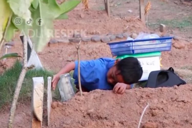 Bocah Penjual Kue Nangis Memeluk Makam, Netizen Dibuat Mewek