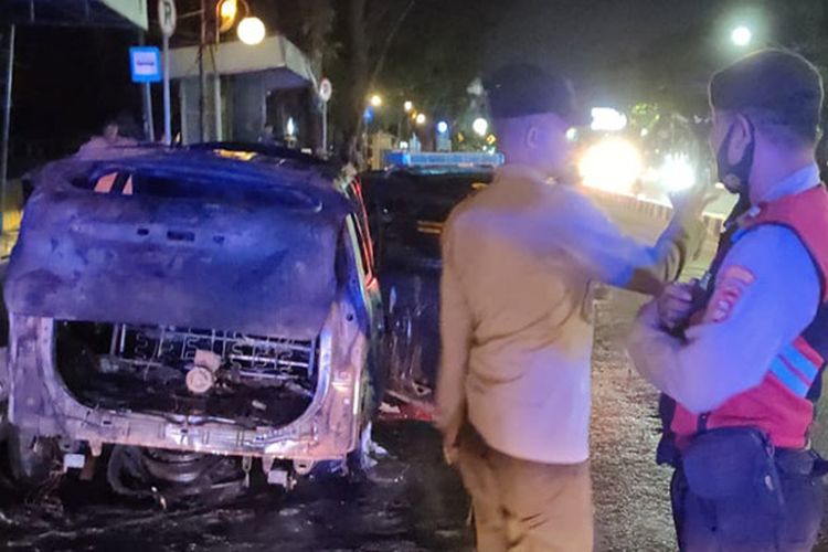 Heboh! Satu Mobil Avanza Terbakar di Depan SPBU Alex Noerdin
