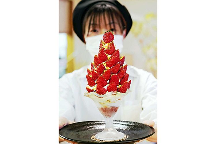Viral, Parfait Raksasa Setinggi 30 Sentimeter yang Berisi Strawberry Viral