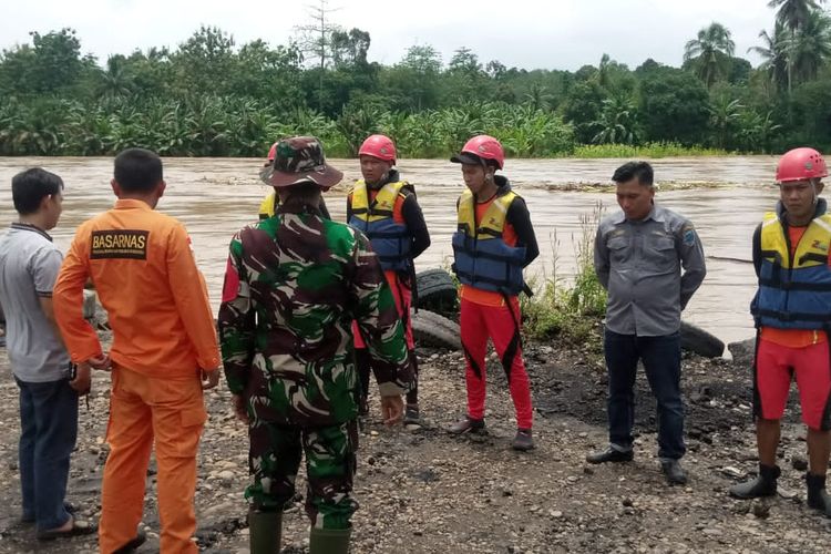 Evakuasi Korban Banjir Bandang, Basarnas Palembang Terjunkan Tim ke Lahat