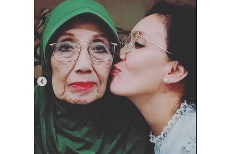 Nani Wijaya Meninggal Dunia, ‘Oneng’ Upload Foto Cium Pipi ‘Emak’