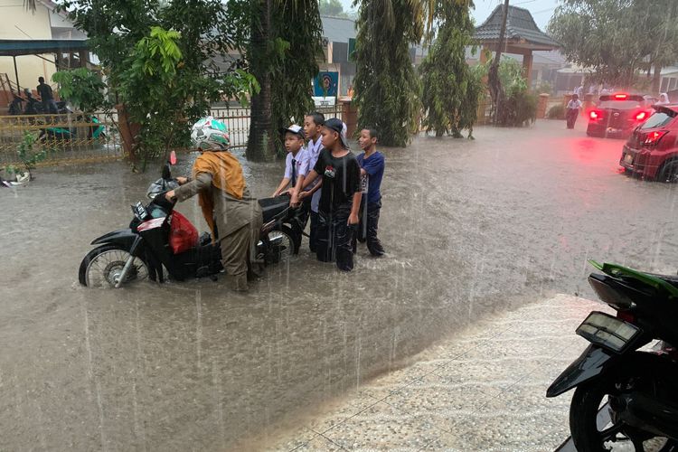 BMKG: Cuaca Sumsel Masih Berpotensi Diguyur Hujan Meski Suhu Siang Tembus 33 Derajat