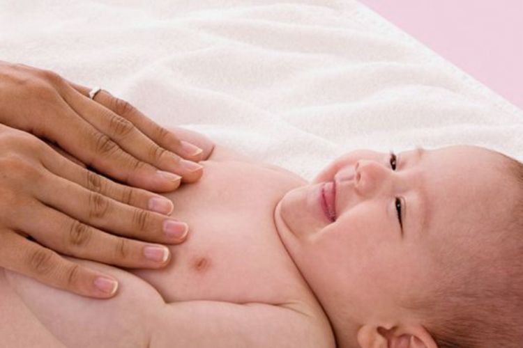 Jangan Takut! Pijat Bayi Bermanfaat Sekali