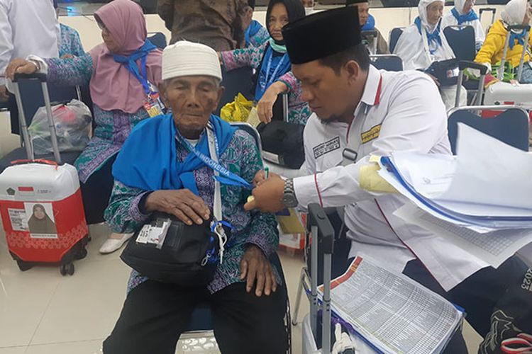 Nabung 10 Tahun, CJH Tertua di Sumsel Akhirnya Berangkat Haji