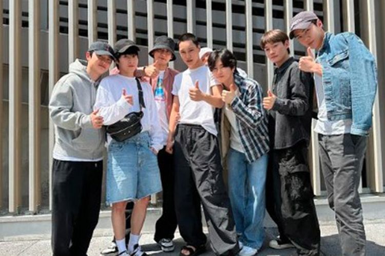Unggah Foto Bersama, EXO Lepas Kepergian Kai Daftar Wamil