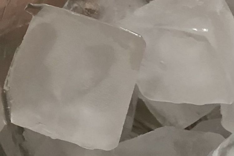 5 Efek Buruk Mengunyah Es Batu, Gigi Bisa Retak