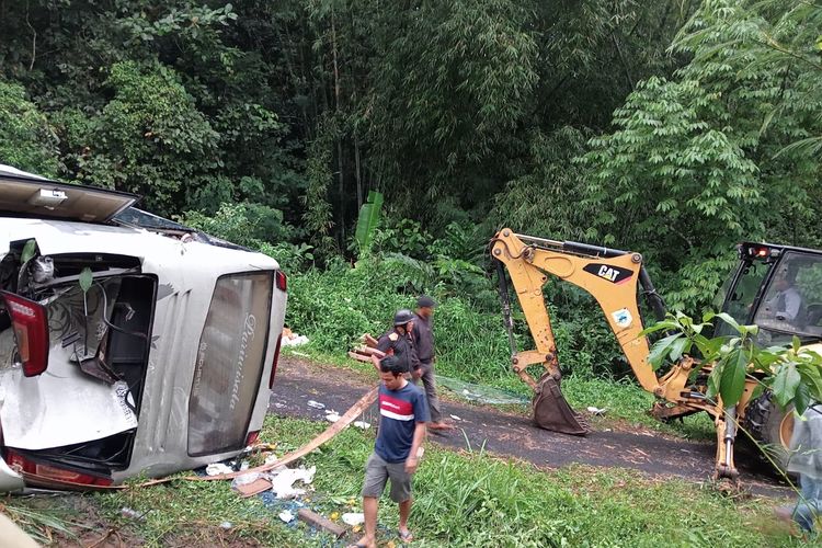 Bus Pariwisata Asal Palembang Terguling di Pagaralam, 27 Penumpang Dilarikan Ke Rumah Sakit