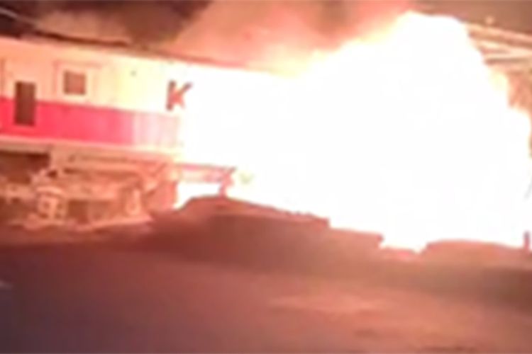 Duarrr! KA Brantas Tabrak Truk Tronton di Perlintasan Madukoro Raya