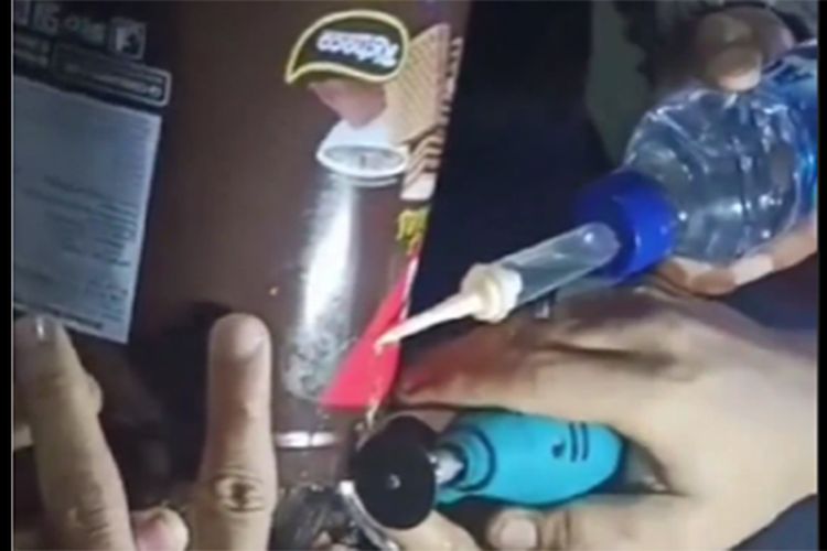 Kepala Balita Ini Terjebak di Kaleng Wafer, Netizen: Mau Ketawa Tapi Kasian!
