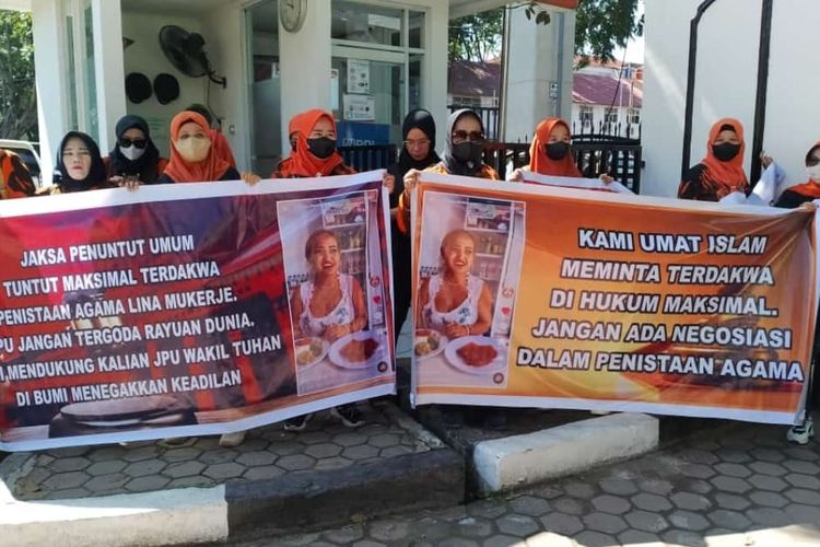 Puluhan Emak-emak Minta Pengadilan Tuntut Maksimal Lina Mukherjee