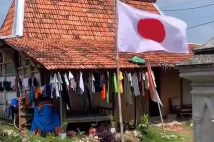 17 Agustus Pasang Bendera Jepang, Netizen : Harusnya Bendera One Piece
