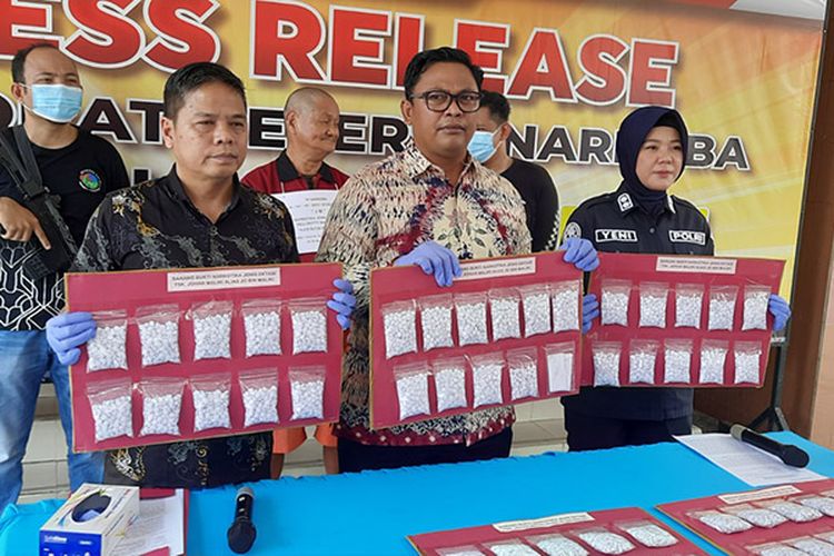 Bawa Pil Ekstasi 9.930 Butir, Kakek 66 Tahun di Palembang Ditangkap