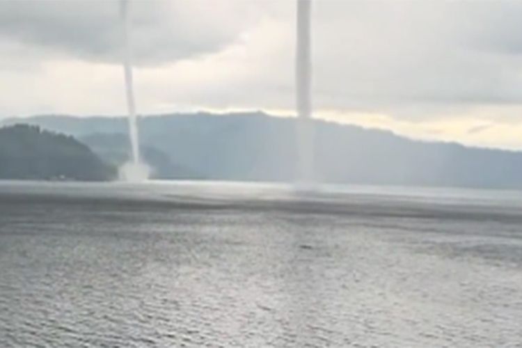 Dua Puting Beliung Terlihat di Atas Danau Toba, Netizen: Angin Aja ada Pasangan, Masa Kamu Enggak!