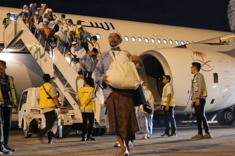 Kedatangan 450 Jemaah Haji Kloter 1 di Palembang Disambut Hangat