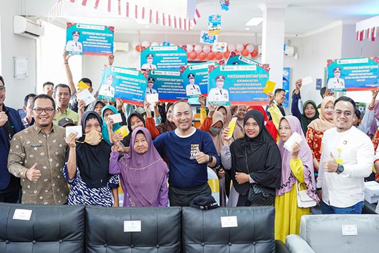 Salurkan Bantuan UMAK di Muba, Pj Bupati: Jangan Gunakan untuk Beli Rokok!
