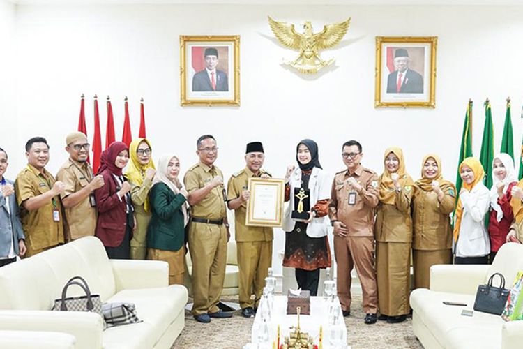 Terpilih Jadi Nakes Teladan, Pj Bupati Muba Minta Jadi Role Model Pelayanan ke Masyarakat