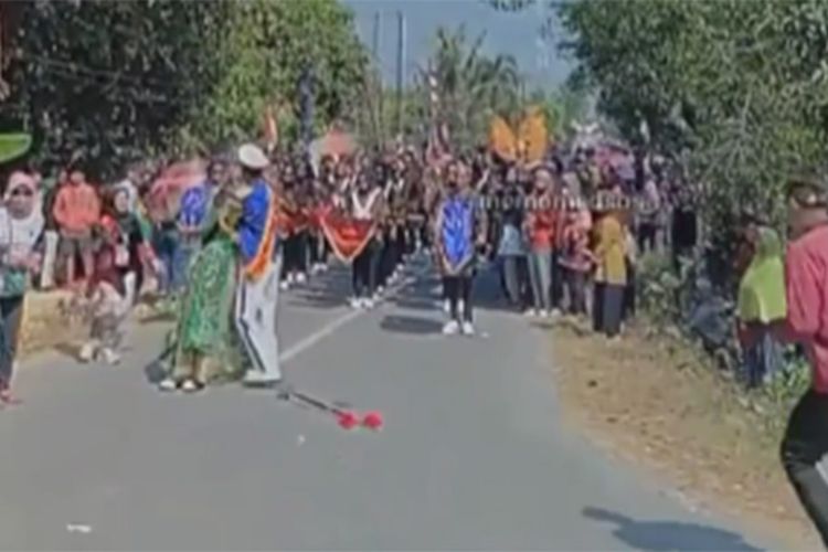 Viral, Wanita Tertimpa Tongkat Mayoret Hingga Pingsan, Ini Respon Netizen