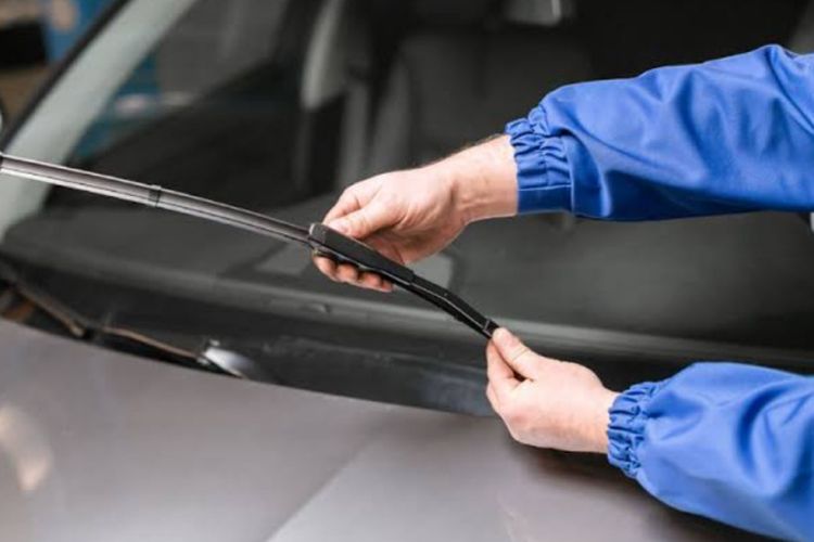 Ini 3 Tips Hilangkan Bekas Stiker di Kaca Mobil
