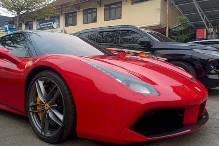 Ferarri dan Pajero Adu Kecepatan, Malah Masuk Kantor Polisi
