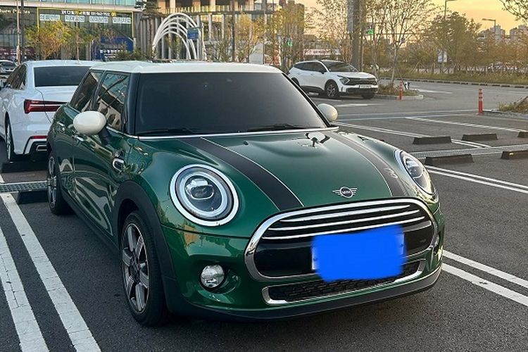 Wow, Jang Sung Kyu Hadiahi Istrinya Mobil Mini Spesial Edisi 60 Tahun