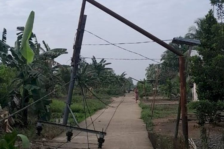 Truk Hantam Tiang Listrik Hingga Patah, Ribuan Rumah di Ogan Ilir Terdampak Pemadaman
